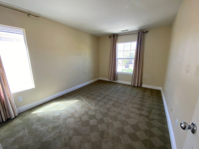 Building Photo - 2 story 4 Bedroom Home located in Amber Woods Community