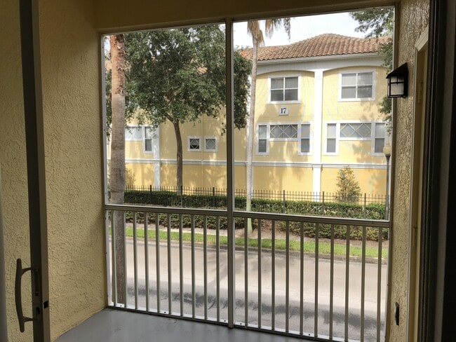 Building Photo - Renovated 2/2 Condo located in Visconti! - New Carpet