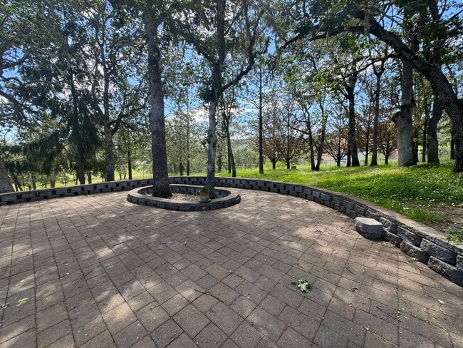 Building Photo - 5 acre Country property on North Bank Rd