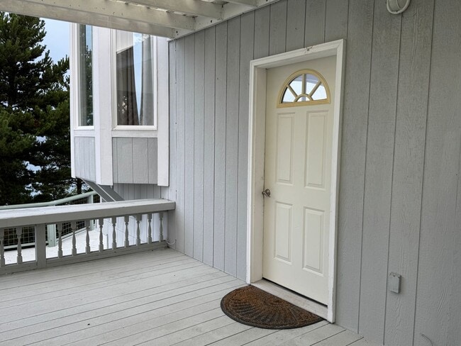 Building Photo - La Conner Home with Stunning View