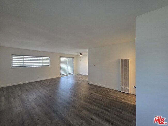 Building Photo - 10734 Palms Blvd
