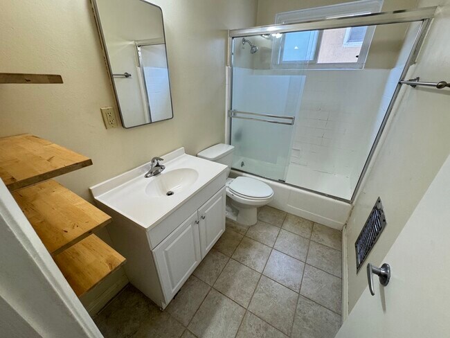 Building Photo - 521 S Manhattan Pl