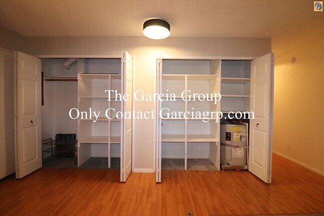 Building Photo - 2393 SW Park Pl