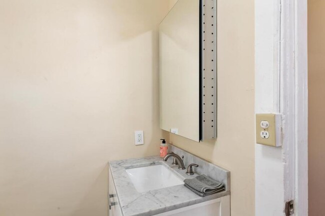 Building Photo - 1321 E 48th St