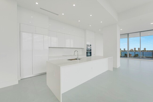 Building Photo - 220 Lake Shore Dr