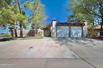 Building Photo - 901 Tepic Dr
