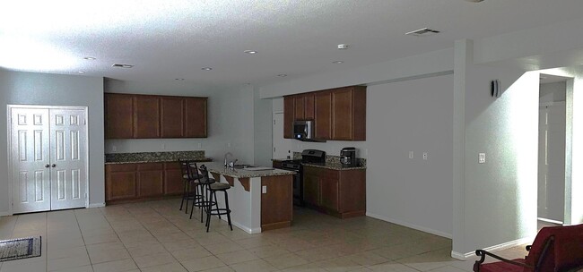 Building Photo - FOR RENT: Spacious 5-Bed Home with RV Park...