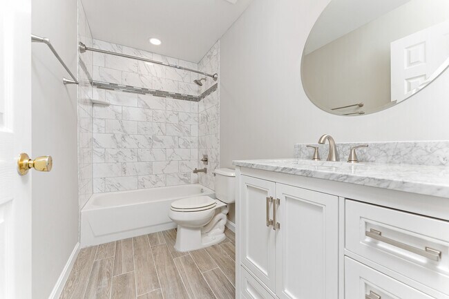 top floor bathroom - 44132 Mistletoe Ter