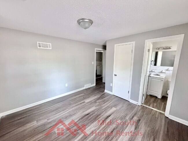 Building Photo - 1733 Gowan Dr