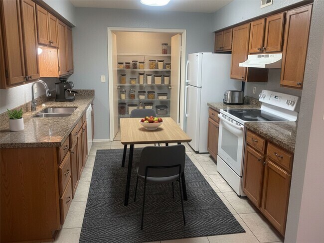 Building Photo - 7400 Bellerive Dr