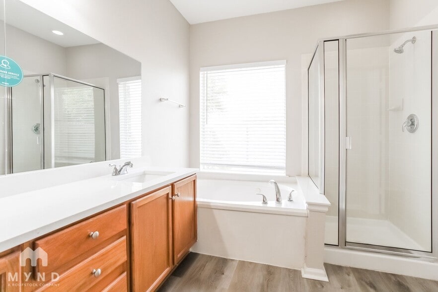 Building Photo - 2720 Maple Creek Dr