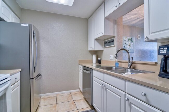 Building Photo - 900 Cove Cay Dr