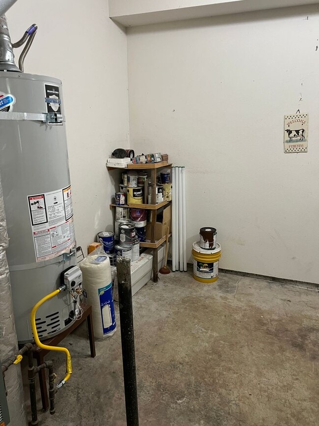 Building Photo - 2 Bed, 2 1/2 Bath townhome close to the Ri...