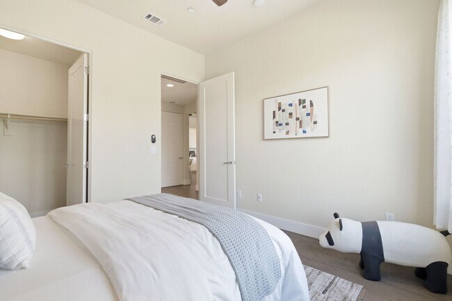 Building Photo - Gorgeous & Modern Los Altos Condo