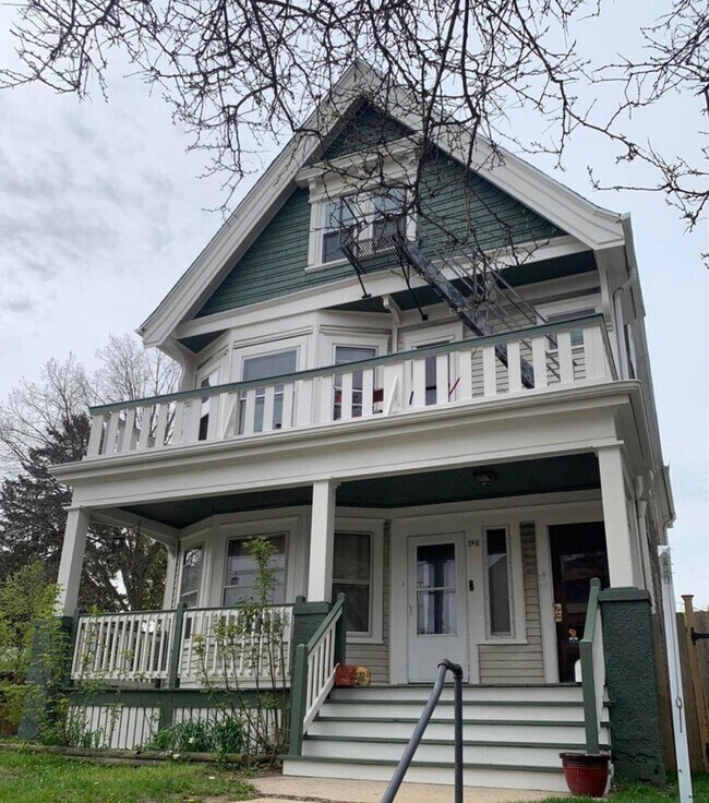 Exterior - 3rd floor unit - 3073 N Pierce St