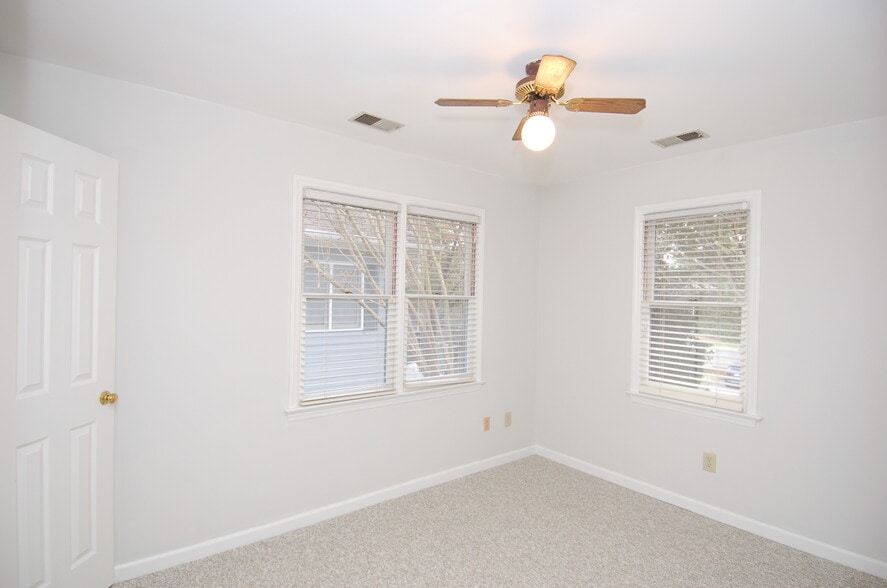 Building Photo - 1450 Barton Place Dr