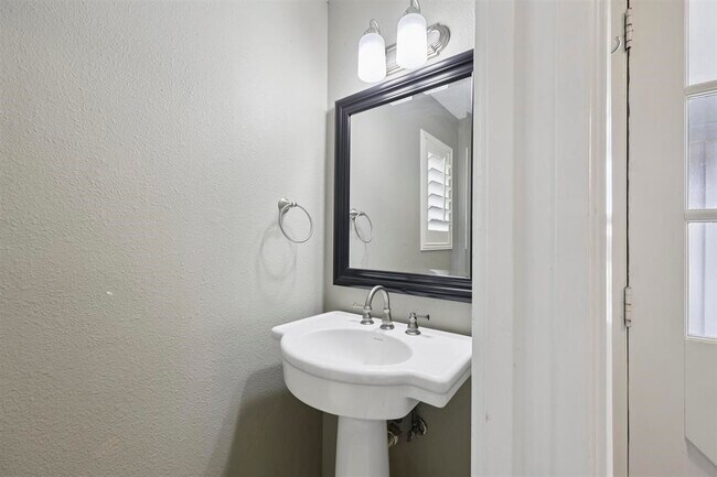 Building Photo - 1135 Ivy Ln