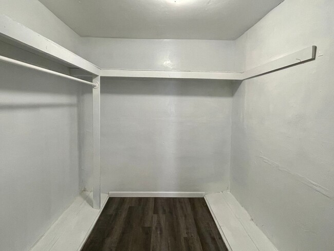 Building Photo - Updated and Spacious 2 bed 2 bath in the P...