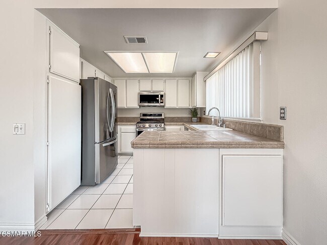 Building Photo - 576 Calle De Las Ovejas