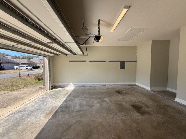 Building Photo - Spacious 3 Bedroom 2 Bath + Office with Split Floor Plan & Screened Patio in Pace!