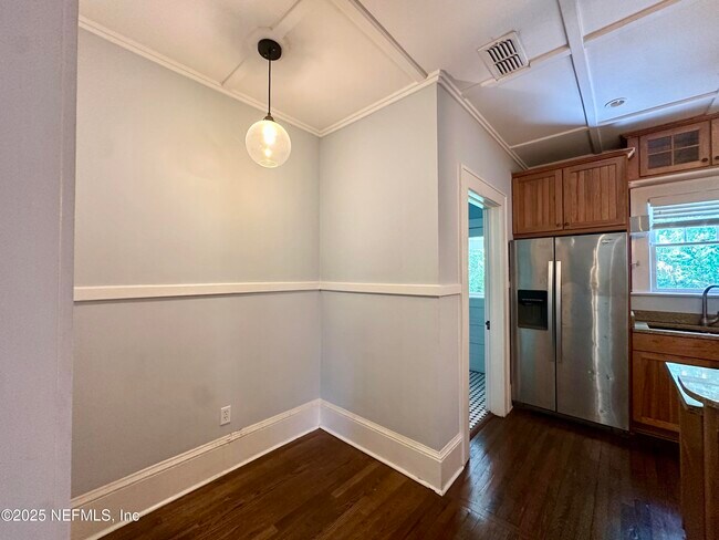 Building Photo - 2877 Sydney St