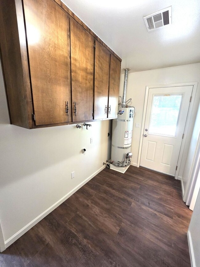 Building Photo - Immaculate 5 Bedroom 2.5 Bath Home Near Visalia Country Club