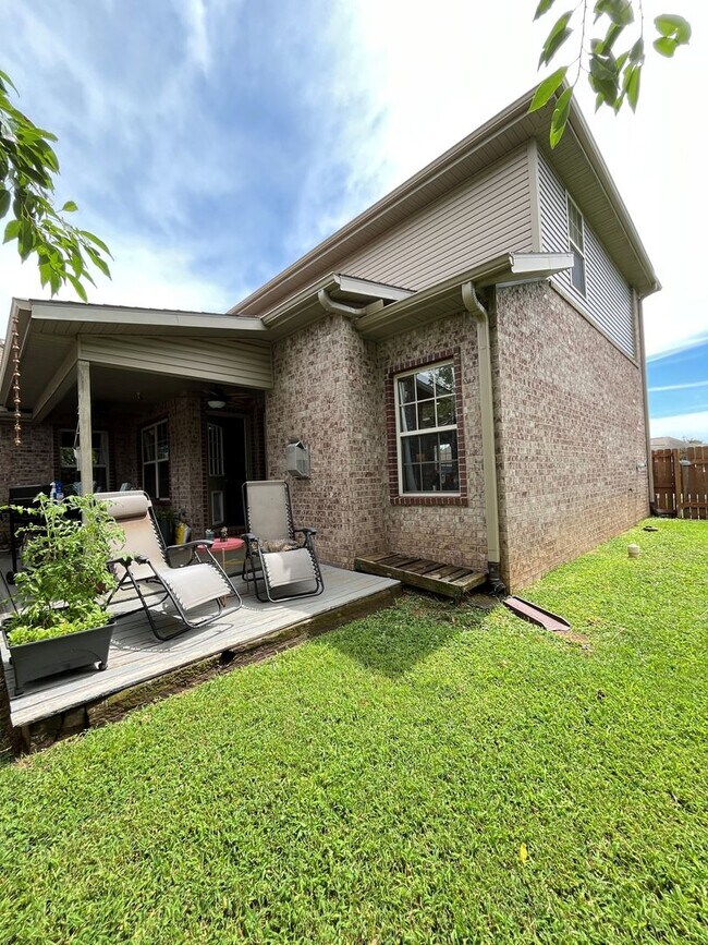 Building Photo - 3 bedroom 2 bath custom home, 2 car garage...
