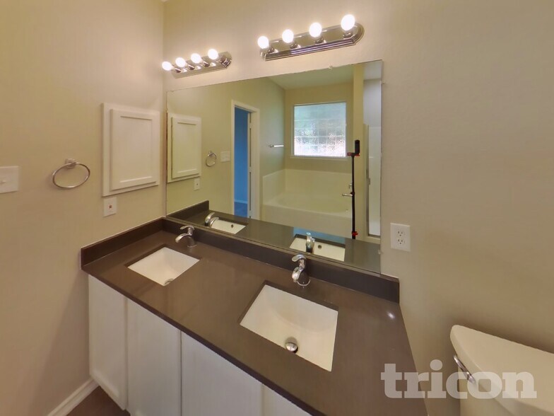 Building Photo - 207 Moonlight Dr