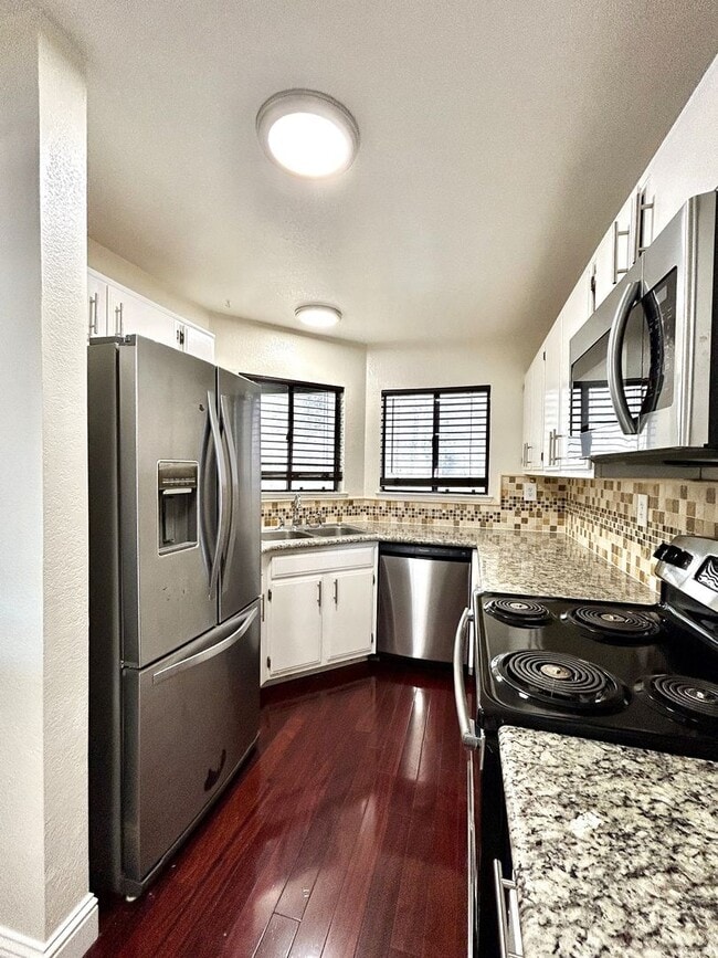 Building Photo - First-Floor 2-bedroom/2-bathroom Condo In San Carlos Available Now!