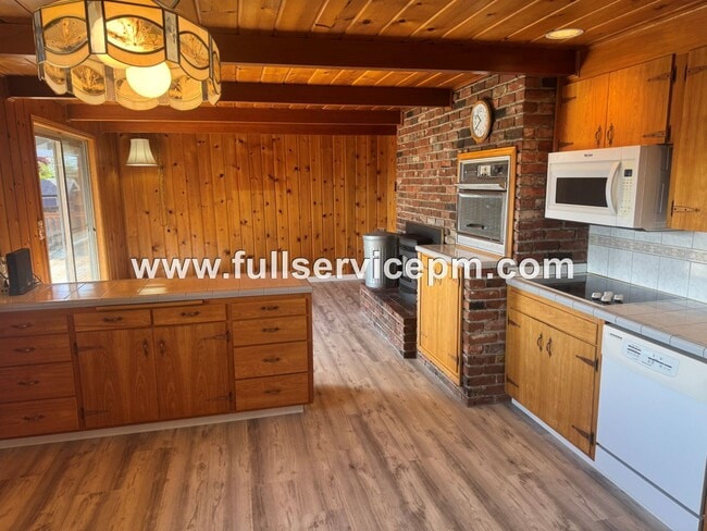 Building Photo - Charming house in downtown Snohomish