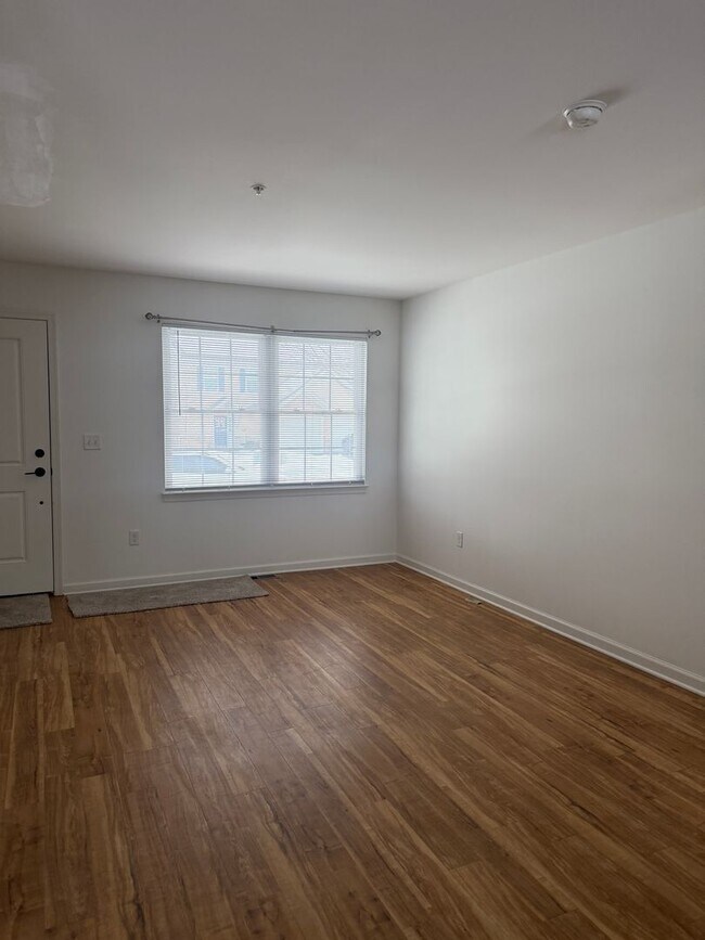 Building Photo - 12-12 Creekside Dr