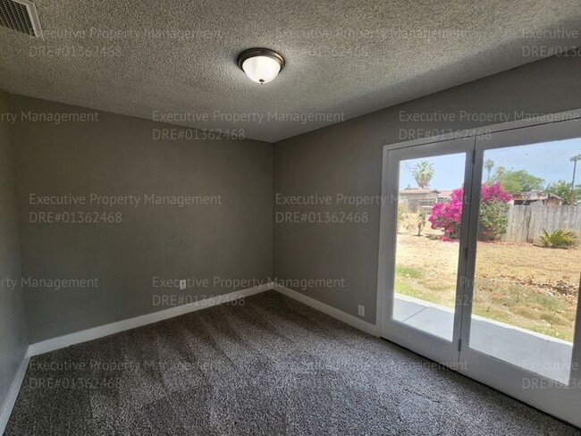 Building Photo - 4 bedroom 2 bath great location.