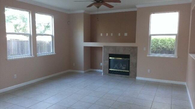 Building Photo - 1800 Marinette Ln