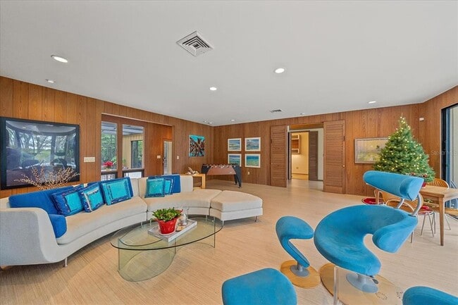 Building Photo - 3348 Old Oak Dr