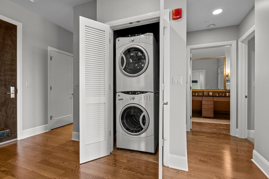 In unit laundry - 5455 Landmark Plz