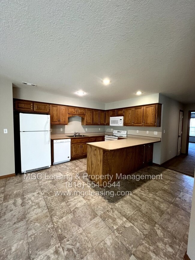 Building Photo - RANCH STYLE DUPLEX AVAILABLE NOW - SELF-TOUR!