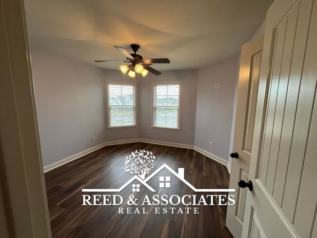 Building Photo - 4 Bedroom Arlington Home with a Lakeside Lot