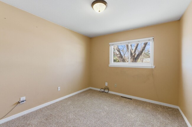 Building Photo - 1415 Holmes Dr