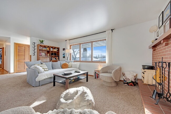 Building Photo - Gorgeous 3 Bedroom In Saint Anthony Villag...