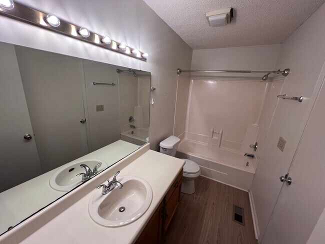 Building Photo - Crossland Downs condo