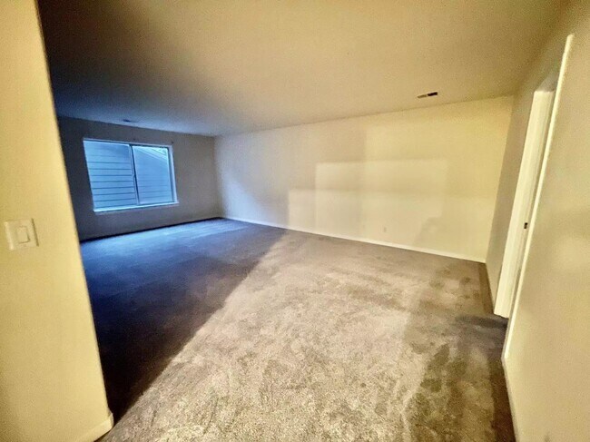 Building Photo - 2551 NW Byrne Terrace