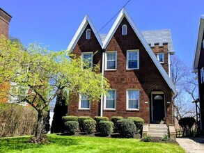 Building Photo - Open & Bright! 3 bedroom duplex