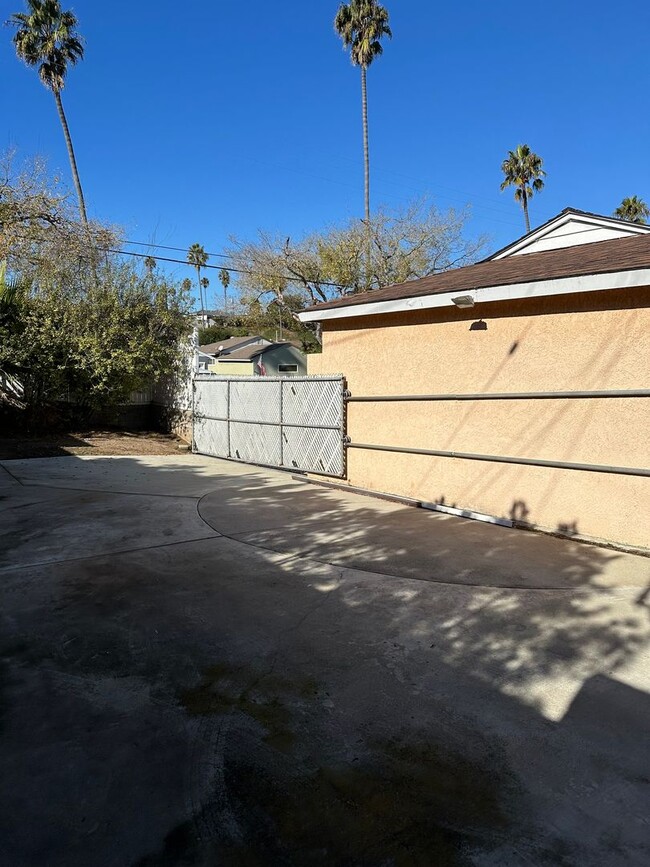 Building Photo - CORNER LOT 3 BEDROOM/ 1 BATH HOUSE IN REDO...