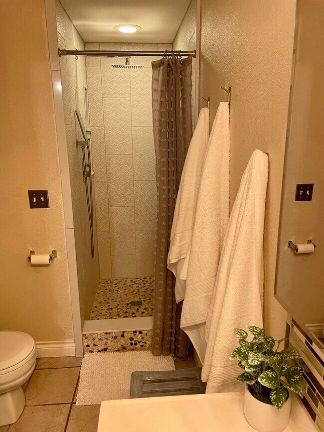 Building Photo - ***$500 off 1st Months Rent!***Well Kept H...