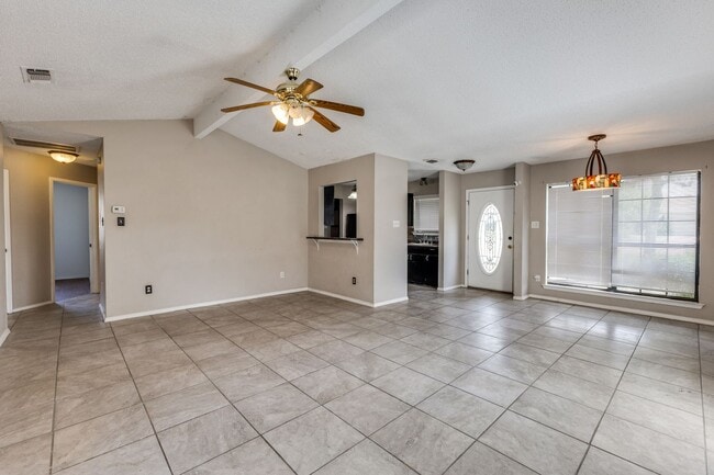 Building Photo - 3 Bedroom 2 Bath Home with Massive Fenced ...