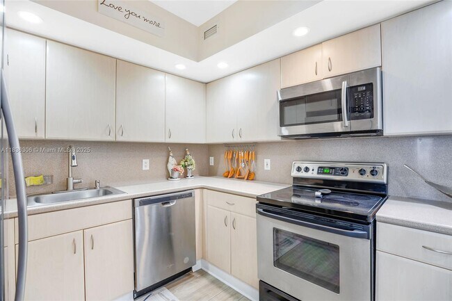 Building Photo - 5600 Collins Ave