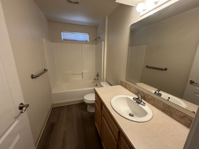 Building Photo - "Charming 2-Bed, 2-Bath Haven in Boise – Spacious 985 Sq Ft Retreat!"