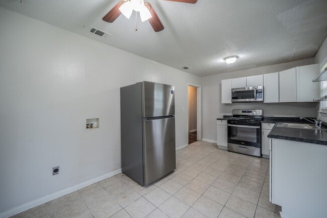 Building Photo - 1155 Greenbrier Dr