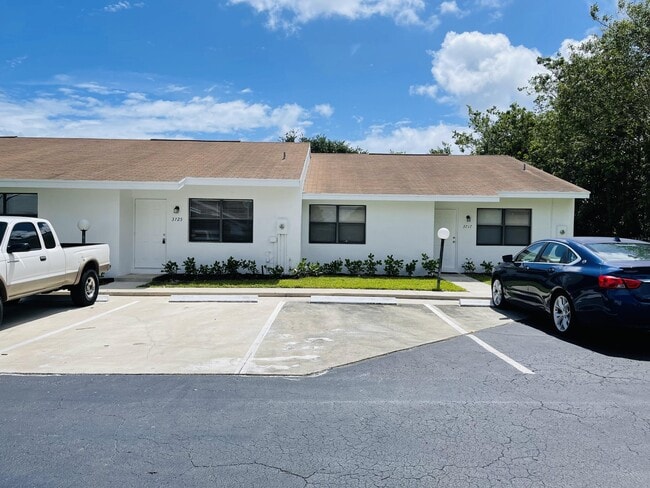 Building Photo - 3725 Park Lane Villas Rd