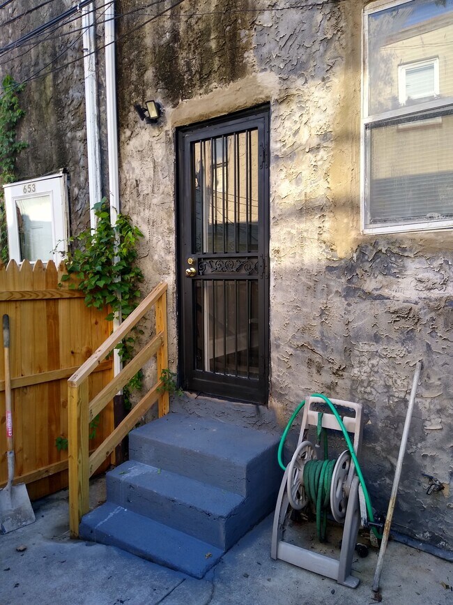 Building Photo - 655 N Yewdall St